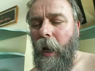 او لباس خواب خود را درآورد و خروس بلندی را بین الاغ فیلم کوتاه صحنه دار سکسی دوست دختر خوابیده فرو برد