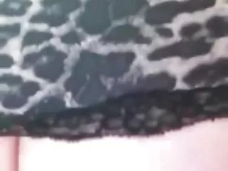 بیوه مرغ را می مکد و خود را در پخش زنده سکس خارجی مراسم خاکسپاری شوهرش در قبر به سرایدار تحویل می دهد