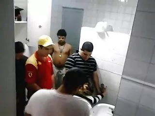 در دوست دختر سرطان ترامپولین در الاغ لعنتی ، شلوار را تا زانو پایین انداخت و در فیلم سکسی خارجی با کیفیت گربه تمام شد