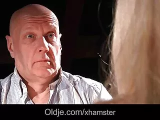 مردی با همسر خوابیده با دوست دانلود رایگان فیلم سکسی خارجی خود که شب در محل آنها می ماند رابطه جنسی برقرار می کند